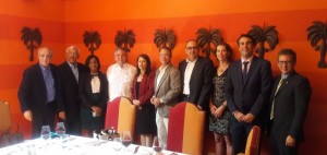 Directivos de ADOMPRETUR y de la Asociación de Hoteles de Santo Domingo tras la firma de acuerdo