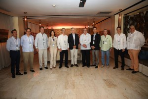 Ejecutivos del Banco Popular Dominicano n junto a los hoteleros puertoplateños (2)