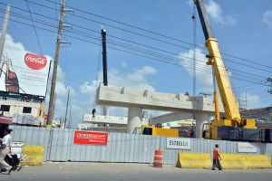 El Ministerio de Obras Públicas y Comunicaciones (MOPC) ejecuta desde el martes 14 de abril del 2015 la construcción del elevado en la intersección de la avenida Charles De Gaulle con carretera Mella, en Santo Domingo Este. La obra, que tendrá una longitud de 390 metros con cuatro carriles de circulación, con una velocidad permitida de 60 kilómetros por hora, se realiza con la intención de llevar mejoría al tránsito vehicular. La construcción del viaducto tendrá una duración estimada de 12 meses y está bajo la responsabilidad de las empresas Odebrecht , Estrella y la supervisión de Tecnoamérica. Santo Domingo Este, República Dominicana 19 de septiembre, 2015 Foto: Orlando Ramos