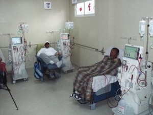 Pacientes en la sala de hemodiálisis reciben tratamiento en nuevos equipos.