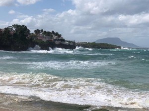 fuertes-oleajes-impactan-la-costa-atlantica-del-pais