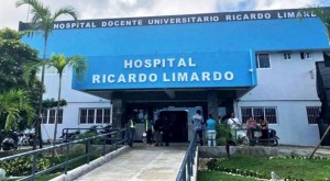 EMPLEADOS-DEL-HOSPITAL-DE-PUERTO-PLATA-PROTESTAN-EXIGIENDO-SALARIO-DE-NAVIDAD-ENFERMERAS-RECLAMAN-REPOSICION-COMPANERAS-SUSPENDIDAS