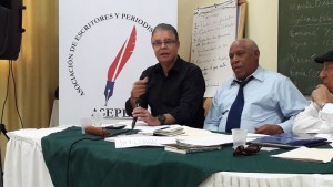 Luis José Chávez y Adriano De La Cruz durante el panel