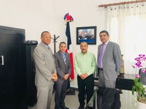 isidro fabian visita de cortesia gobernador ivan rivera 02