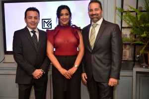 Principal Luis Núnez, Margie Aristy y Thomas Santori.
