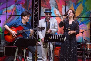 La ganadora del grammy Luciana Souza junto a Marco Pignataro y el guitarrista Chico.