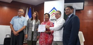 Milka Hernández en el momento de recibir su certificado de membresía en Adompretur