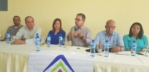 Los periodistas Luis José Chávez y José Rafael Sosa junto a las autoridades de Sosúa y Cabarete