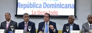 Francisco-Javier-García-habla-acompañado-de-funcionarios-de-Turismo.-1024x375