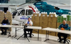 Momentos-en-que-ejecutivos-de-la-empresa-Aeroambulancia-entregaban-un-donativo-a-la-Policía. (1)