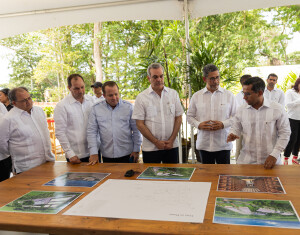 asa Brugal presenta el proyecto de inversión de su nuevo complejo de envejecimiento al presidente Luis Abinader y a funcionarios de su gobierno