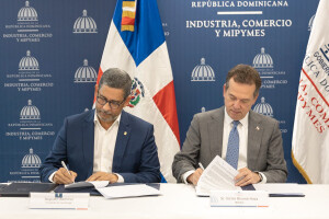 Augusto Ramírez y Víctor Bisonó firman acuerdo