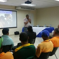 El mayor Salvador Mota mientras dicta la charla