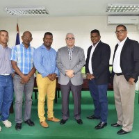 Directivos de la ACDPOP junto a Santana Martinez