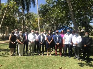 Participantes en el encuentro con embajadora de Canada