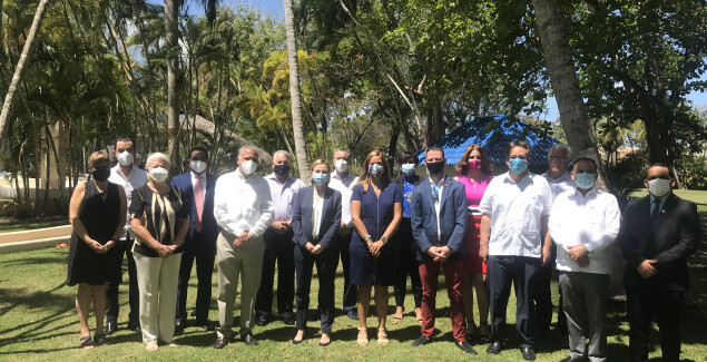 Participantes en el encuentro con embajadora de Canada