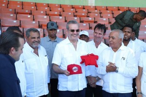 Presidente Luis Abinader visita estadio José Briceño