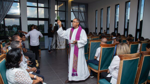 Acto de Bendicion de parte del Sacerdote Johnny Espinal