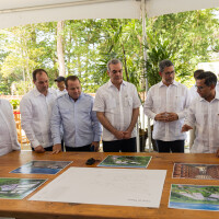asa Brugal presenta el proyecto de inversión de su nuevo complejo de envejecimiento al presidente Luis Abinader y a funcionarios de su gobierno