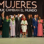 Ganadoras del premio Mujeres que Cambian el Mundo junto a ejecutivos BHD y Raquel Peña