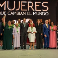 Ganadoras del premio Mujeres que Cambian el Mundo junto a ejecutivos BHD y Raquel Peña