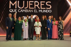 Ganadoras del premio Mujeres que Cambian el Mundo junto a ejecutivos BHD y Raquel Peña