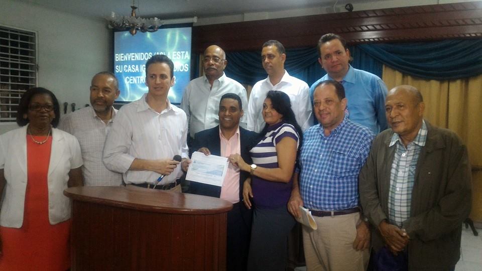 Alcalde Walter Musa dono RD$250,000.00 para ampliación de Iglesia de Dios de los Dominguez