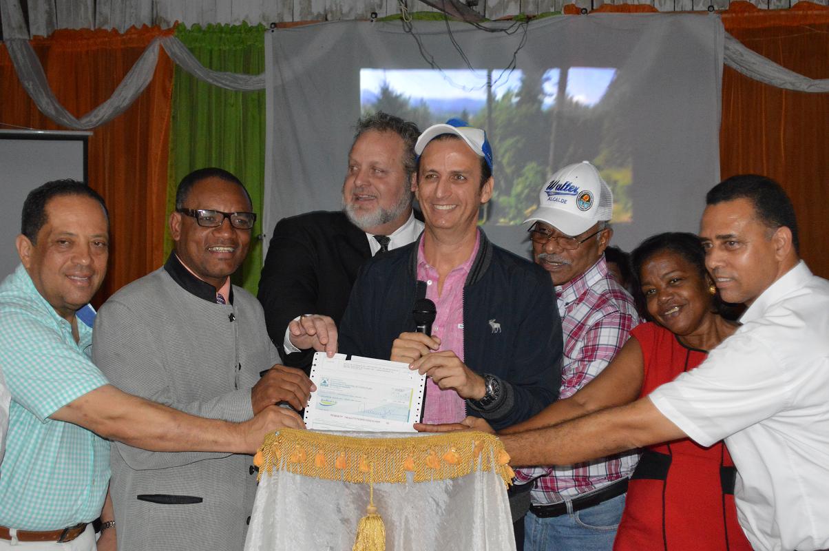 El alcalde Walter Musa dona RD$450,000.00 a iglesias IV de BET-EL y de Dios