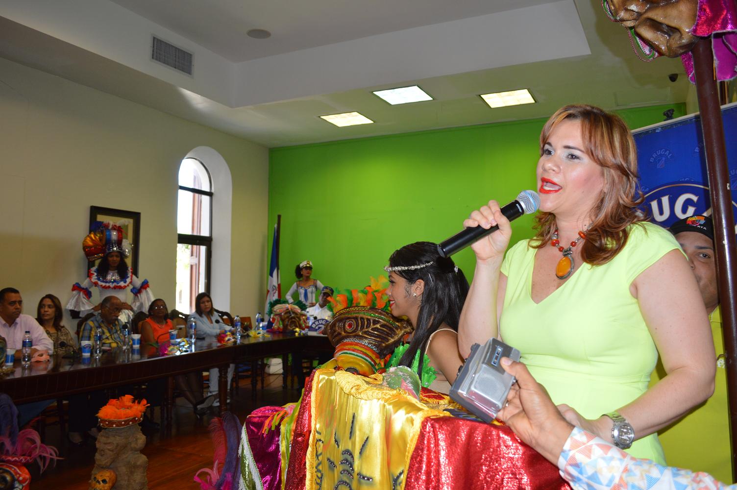 Mayra Ramón afirma Brugal es el símbolo y la identidad del Carnaval