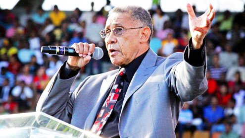 Pastor Ezequiel Molina ataca corrupción en presencia del presidente Medina