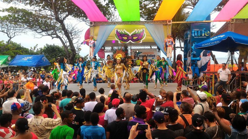 Cientos de turistas extranjeros disfrutaron del Carnaval en el Malecón de Puerto Plata
