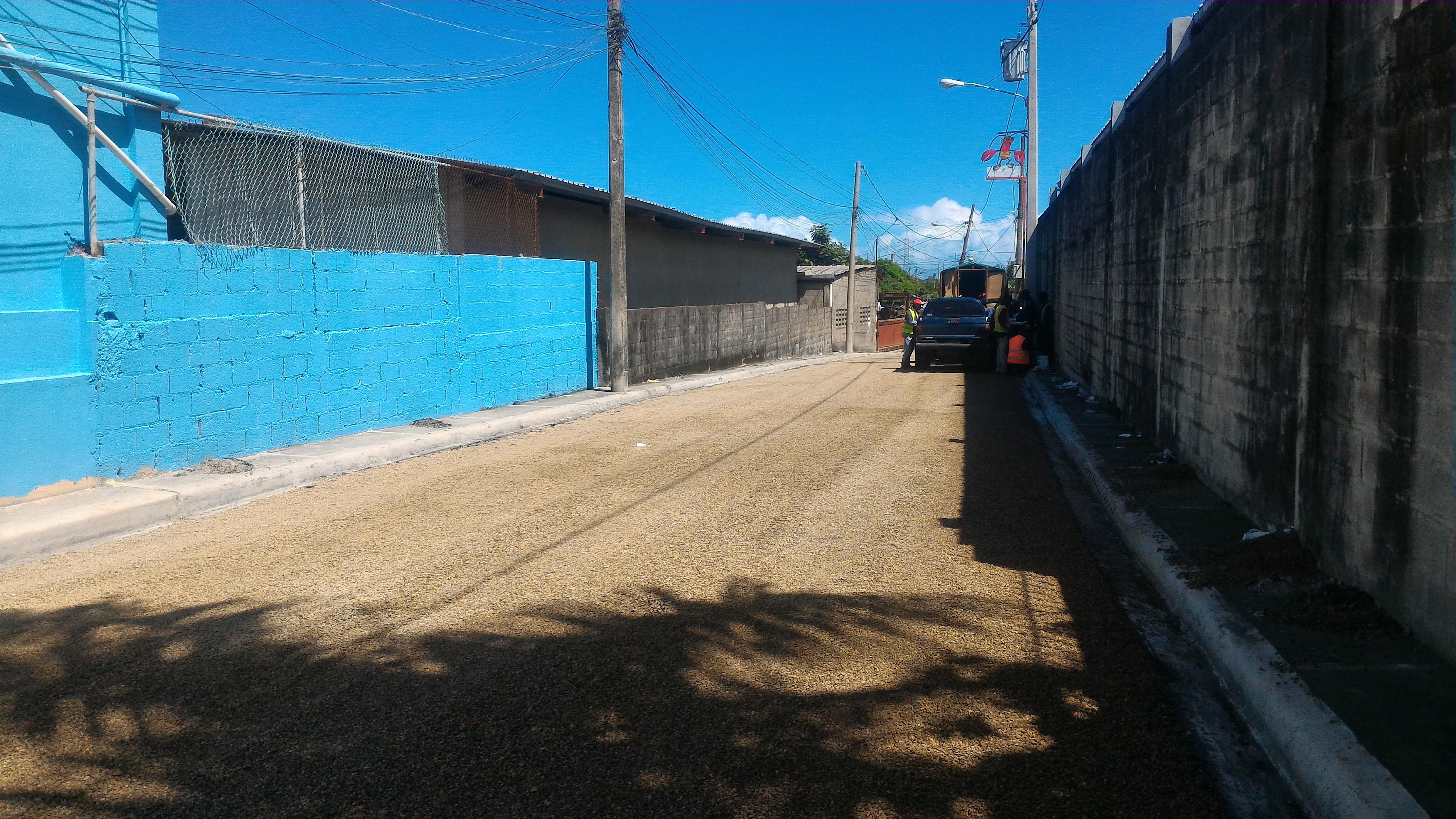 Por disposición del Alcalde Walter Musa equipos pesados del Ayuntamiento preparan calles sector Vicente Brugal