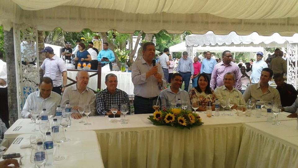 Leonel Fernández exhorta a puertoplateños a votar por Francis Vargas y Walter Musa