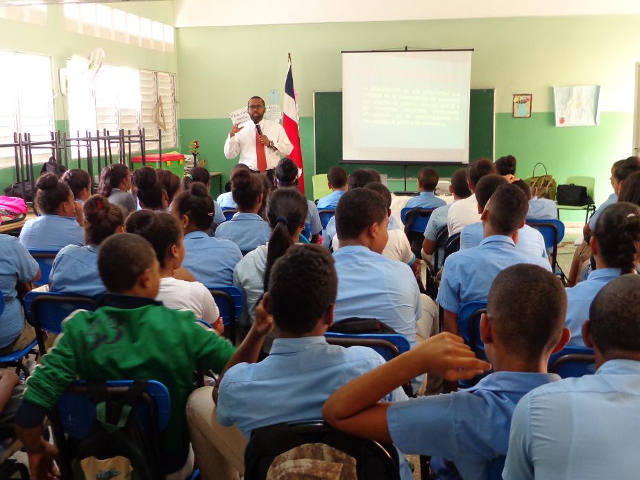 Fiscalía de Puerto Plata y Consejo Nacional de Drogas imparten charla en diferentes centros educativos de Altamira