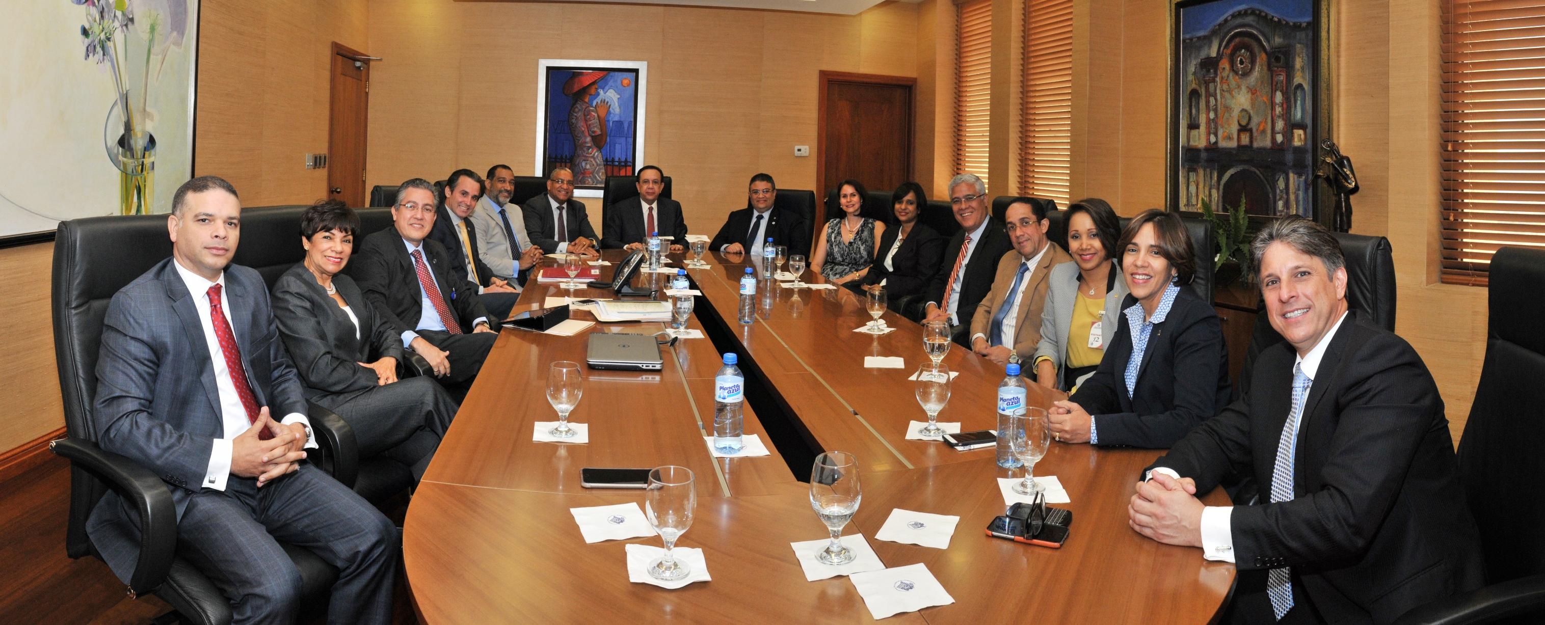 Gobernador Valdez Albizu recibe a nueva directiva de ABANCORD