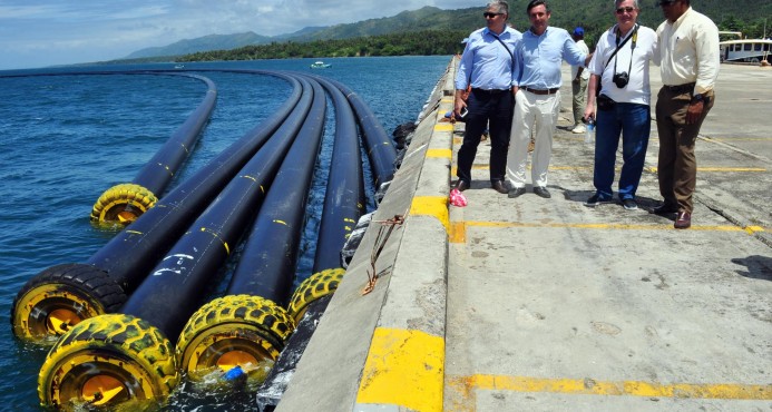 Llegan tubos gigantes para construir emisario marino en Puerto Plata