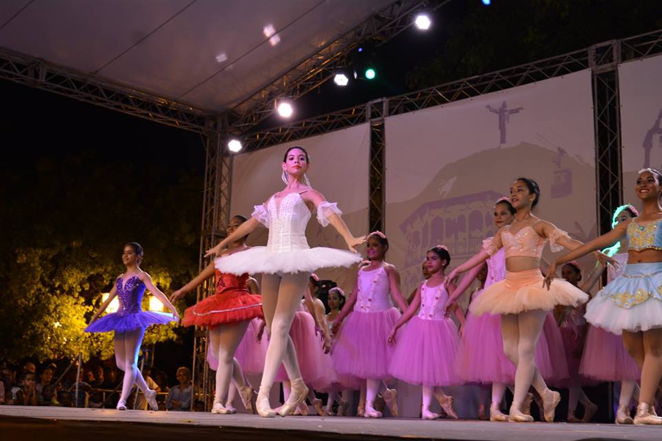 Miles de amante del arte, la cultura y el recreo toman de nuevo la Plaza Independencia en Fiestas Patronales de PP