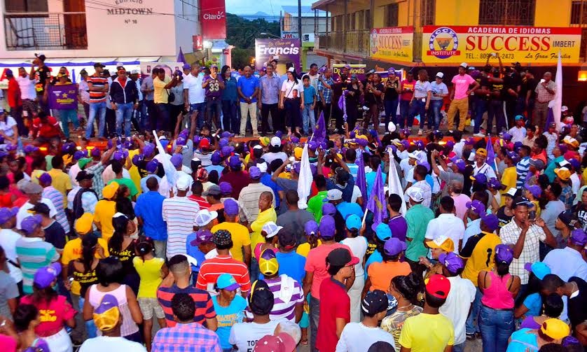 Senador Francis Vargas y candidato Ramón Cabrera encabezan gran marcha por las calles Imbert