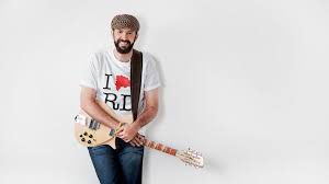 Juan Luis Guerra como el Gran Mariscal del desfile dominicano en New York