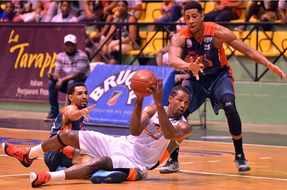 Huracanes juega su primer partido en casa en los Playoffs