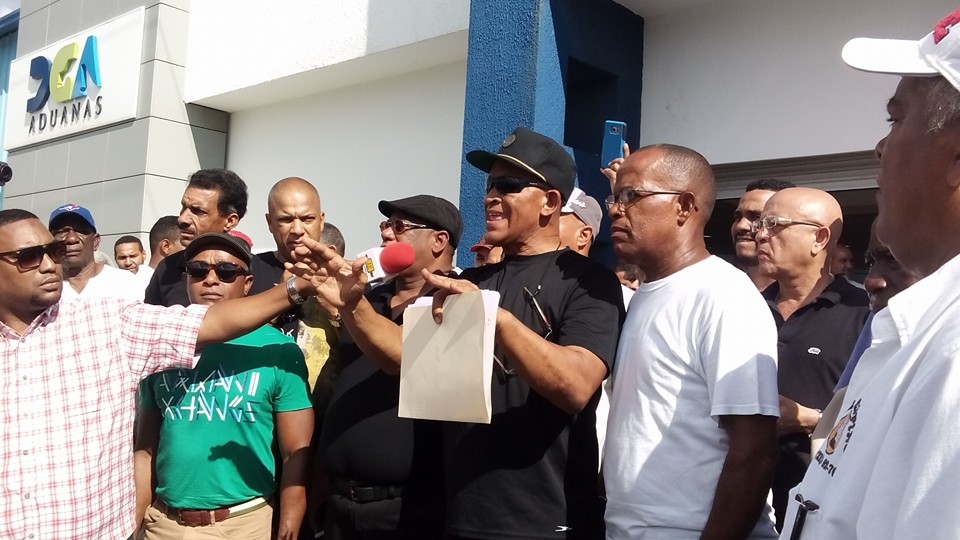 Arturo Burgos anuncia mudanceros lucharan hasta que Aduanas revoque medidas inhumanas