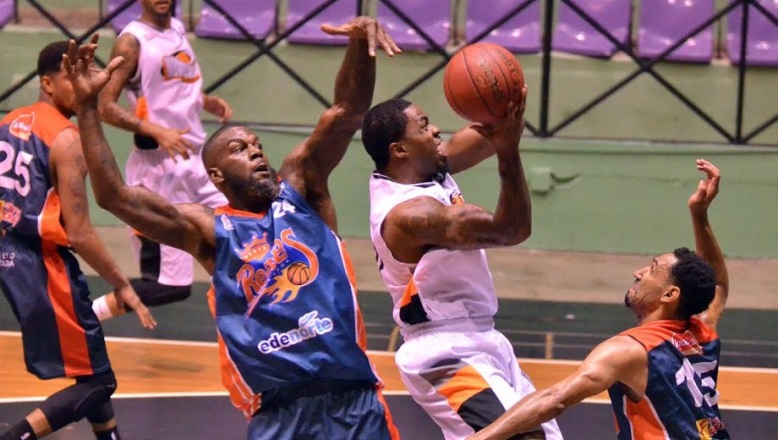 Dar Tucker guía a los Huracanes del Atlántico sobre los Reales de la Vega