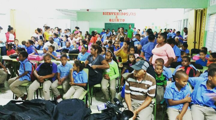 Senador de Puerto Plata entrega útiles escolares a niños del municipio