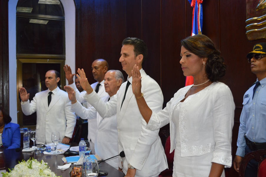 Juramentan y posesionan al alcalde, a la vicealcaldesa y a los regidores de Puerto Plata