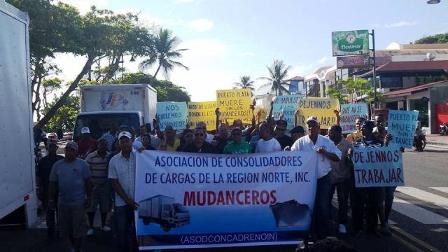 Mudanceros protestan frente a Aduanas por medidas les afectan