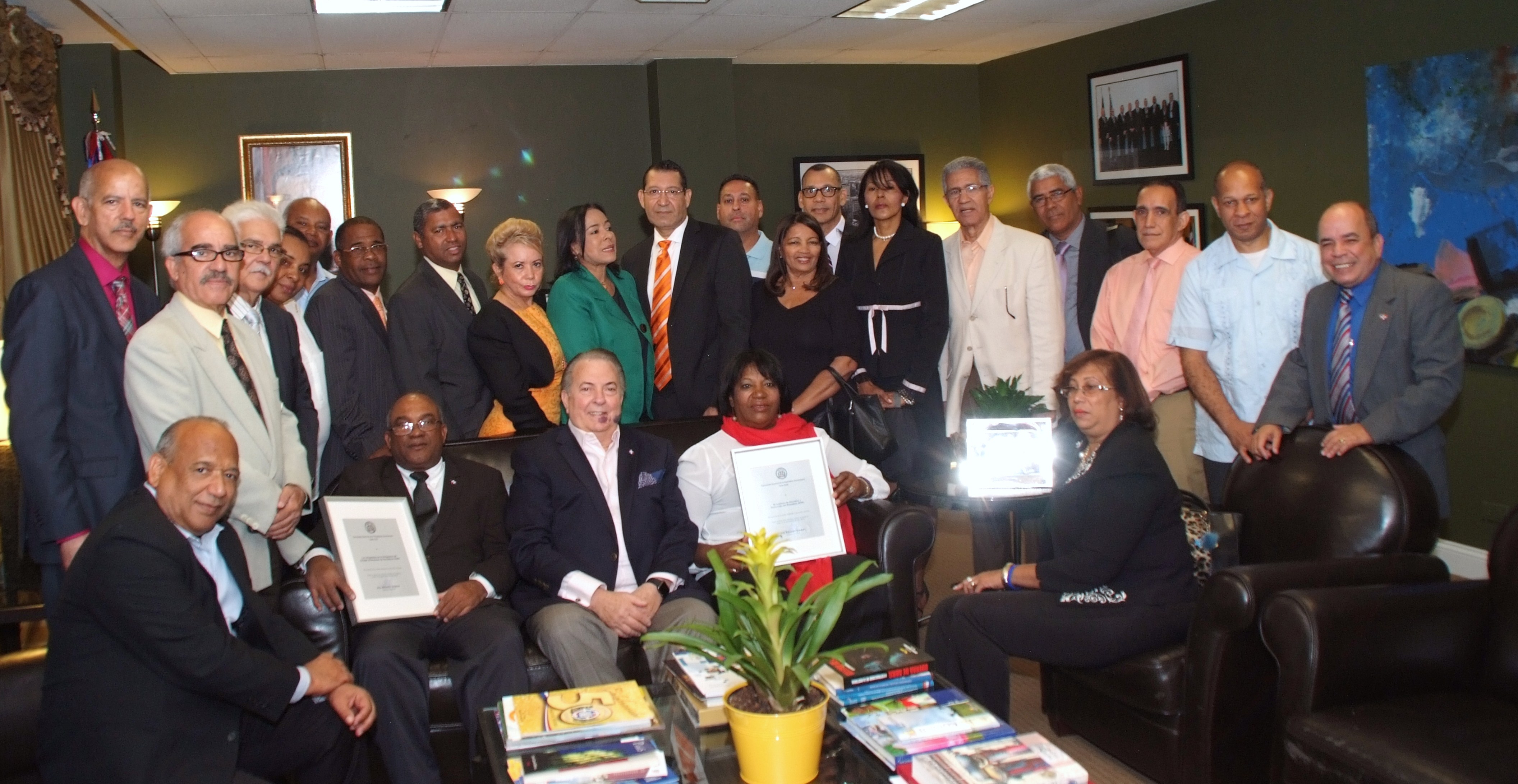 Cónsul Eduardo Selman recibe delegación periodistas de RD