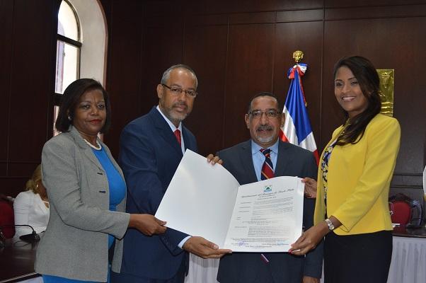 Ayuntamiento reconoce al consejo de Educación Superior Universitario Centroamericano y del Caribe