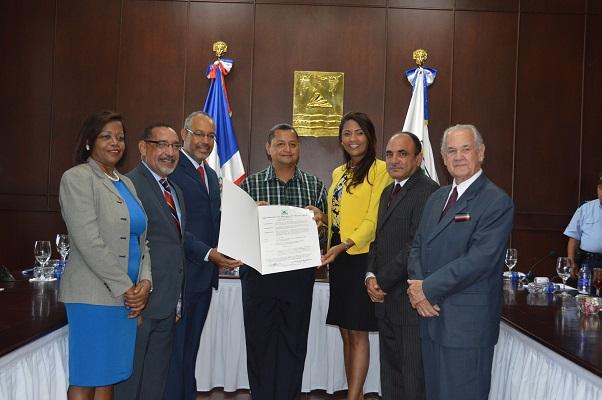 Ayuntamiento reconoce a representantes de universidades de Centroamérica y del Caribe
