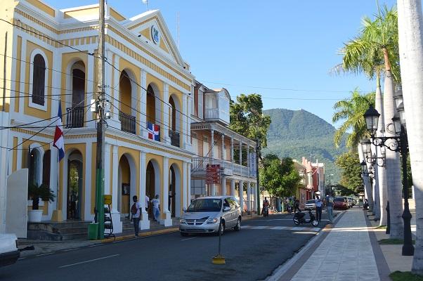 Prohíben estacionar vehículos frente al Palacio Municipal