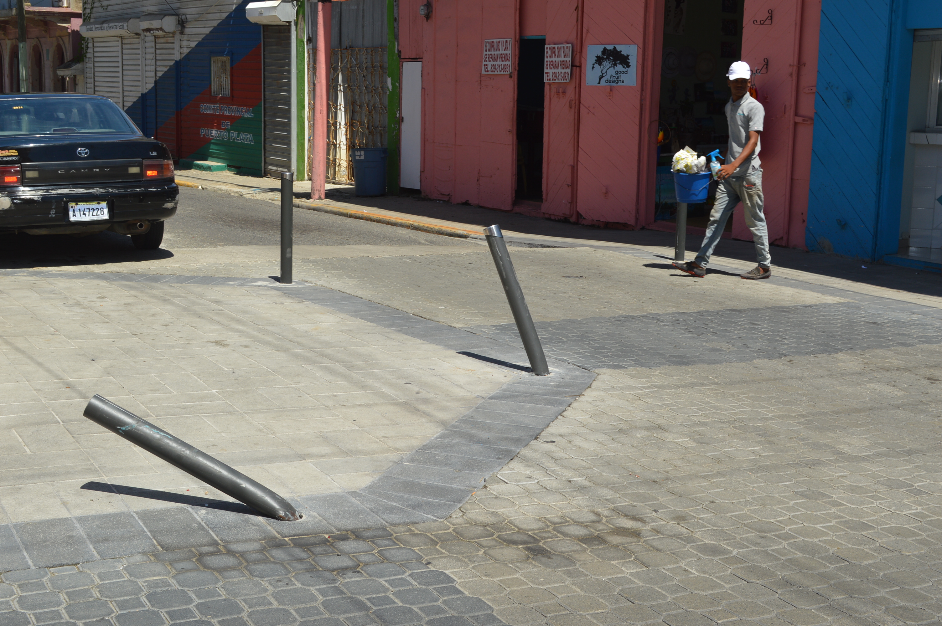 Planeamiento Urbano critica a Constructora Global por pilotillos de hierro y demanda tapar registros